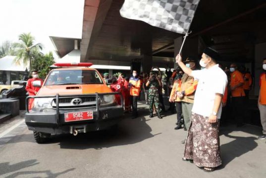 Taj Yasin Lepas Tim BNPB Bagikan Masker di Semarang, Minta ‘Jogo Tonggo’ Digalakkan Lagi