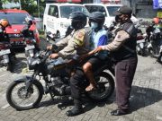 Polsek Pasar Kliwon Terjunkan Bhabinkamtibmas Antar-Jemput Lansia untuk Ikuti Vaksinasi Booster