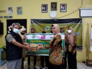 Wisudawati SWA PDA Jepara Terima Koloni Lebah Klanceng