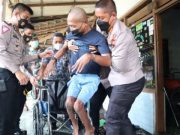 Penderita Kelainan Sejak Lahir, Abdul Rohman Terima Kursi Roda dari Kapolres Klaten