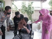 Polres Klaten Serahkan Bantuan Kursi Roda Kepada Penyandang Disabilitas asal Gantiwarno