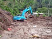 2 Titik Tanah Longsor Menutup Jalur Alternatif Pingit- Sumowono tanah longsor