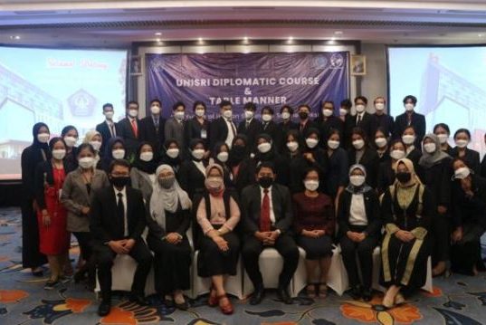 Dekan FISIP Unisri Mengapresiasi Penyelenggaraan ‘School of Diplomacy’
