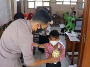Anak-Anak Antusias Vaksin Karena Sudah Kangen Sekolah, Dapat Bingkisan dari Kapolres Grobogan
