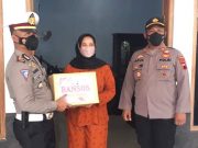 Kasatlantas Polres Wonogiri Menyerahkan Bansos Paket Sembako