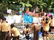 Wuih, Sambut Ramadan Siswa SD Nayu Solo Ramai-ramai Mencuci Sarung