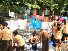 Wuih, Sambut Ramadan Siswa SD Nayu Solo Ramai-ramai Mencuci Sarung