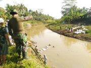 Warga dan Forkompimcam Prembun Urug Tanggul Longsor