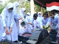 Sambut Ramadan, Para Siswa SD di Solo Nyadran ke Makam Pejuang