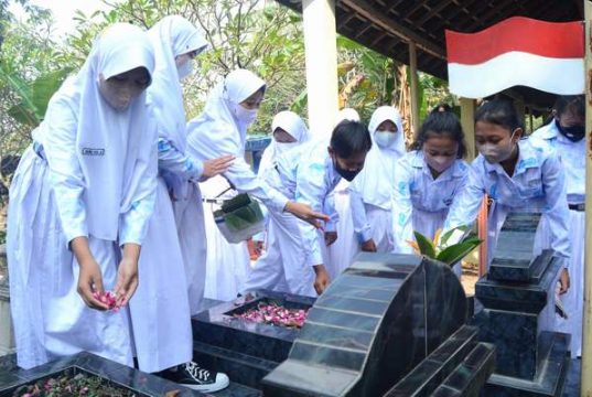 Sambut Ramadan, Para Siswa SD di Solo Nyadran ke Makam Pejuang