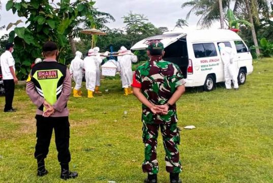 Di Wonogiri, Relawan Jogo Tonggo Memakamkan Jenazah Secara Prokes