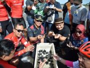 Bupati Bareng Fadly Padi Lepas Tukik di Pantai Jogosimo