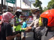 OKLC, Satlantas Polres Kebumen Bagi Nasi Kotak ke Warga