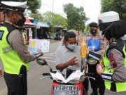 Wow, Polisi Beri Minyak Goreng ke Warga yang Tertib di Jalan