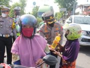 Kapolres Bagi Minyak Goreng ke Warga di Tugu Lawet
