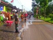 Petugas Gabungan Singkirkan Lumpur yang Menutup Jalan