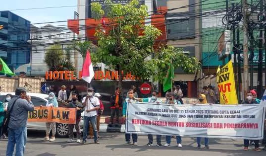 Buruh Semarang Tuntut Pemkot Patuhi Putusan MKRI Terkait Omnibus Law