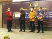 Kadiv Keimigrasian Menerima Penghargaan Kategori Pengelolaan dan Pelaporan LHI Terbaik