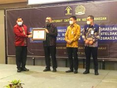 Kadiv Keimigrasian Menerima Penghargaan Kategori Pengelolaan dan Pelaporan LHI Terbaik