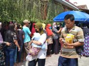 Antrean Warga Warnai Operasi Pasar Minyak Goreng di Kudus