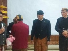 PERMADANI Cabang Mijen Kota Semarang Akan Mewisuda Siswa Angkatan Tiga Siswa pembelajaran angkatan 3 PERMADANI Kecamatan Mijen Kota Semarang belajar memakai busana Jawa Lengkap (Jangkep) sebelum mengikuti ujian praktek didampingi oleh pembimbing dan Ketua DPD PERMADANI Kota Semarang Raden Bekel Subardha di Pendapa Kinanthi Senin malam (21/3/2022). Foto : Absa