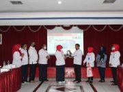 PMI Kota Semarang Jadi Rujukan Kembangkan Pelayanan PMI Kabupaten Kuningan Sekretaris PMI Kota Semarang, Eddy Herry Purnomo menyerahkan cendera mata kepada Ketua PMI Kabupaten Kuningan, Ika Siti Rahkmawati di Gedung Markas, Jalan Soegiyopranoto Semarang. Foto: ist.
