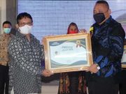 Wali Kota Tegal Dedy Yon Terima Anugerah PWI Jateng Award 2022