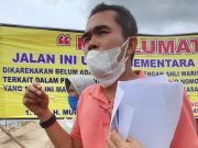 Seorang Ahli Waris Tuntut Haknya dengan Membentangkan Spanduk di Atas Tanah Warisan