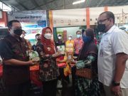 Sejumlah Warga Rela Antre untuk Dapatkan Minyak Goreng Murah di Pasar Bintoro
