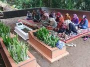 Wanita Persatuan Pembangunan Ziarah ke Makam Tokoh PPP