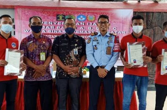 Disdikpora Wonosobo Serahkan Ijazah Pendidikan Kesetaraan pada Warga Binaan