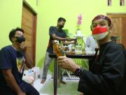Ganjar Minum Madu Cerana untuk Kesembuhan Tulang Tangannya