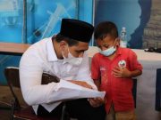 Taj Yasin Ajari Membaca Siswa SD Asal Jepara Saat Meninjau Vaksinasi di Kudus