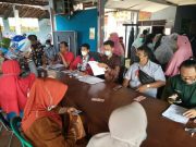 Warga Tiga Desa Ambil Bansos BPNT, Juga Dilakukan Vaksinasi