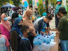 Warga Demak Tukarkan Botol Plastik Bekas dengan Bibit Tanaman