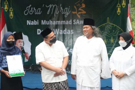 Peringati Israk Mikraj di Wadas, Warga Antusias Sambut Gus Yasin