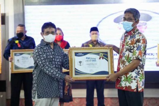 Ganjar Pranowo Terima Penghargaan PWI Jateng Award 2022