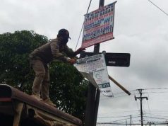 Satpol PP Copot Paksa Reklame Tak Berizin