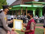 Pak Totok, Relawan Penambal Jalan Terima Penghargaan dari Kapolres Grobogan