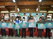 Pemkab Kebumen Serahkan Dana Hibah Rp 5,2 M