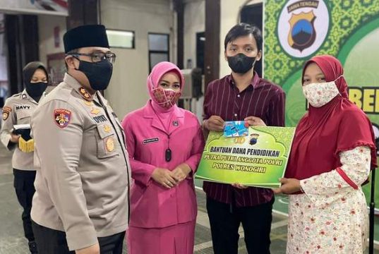 Anak Yatim Polres Wonogiri Menerima Santunan dari Kapolres