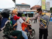 Polres Kebumen dan Mahasiswa Kompak Bagikan Takjil