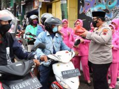 Sembari Bagi-bagi Takjil, Kapolres Wonogiri Menyampaikan Salam Gaul TTDJ