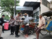 Jelang Buka Puasa, Kapolres Bagi Takjil ke Abang Becak dan Ojek