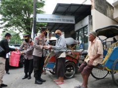 Jelang Buka Puasa, Kapolres Bagi Takjil ke Abang Becak dan Ojek