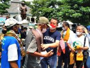 Aksi Unik di Depan Loji Gandrung Solo, Kagama Bagi-bagi Sarung Lebaran