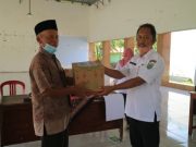 Lurah Panjatan Bagi 100 Bingkisan untuk Perangkat dan Warga