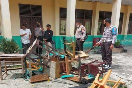Kesal Ditegur, Pelajar SMP di Riau Bakar Sekolah, Siram Guru Pakai Bensin