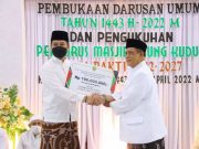 Hadiri Pembukaan Darusan Umum Masjid Agung, Bupati Kudus Serahkan Hibah Sarpras