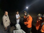 Bermain di Pinggir Sungai Bocah di Comal Hanyut